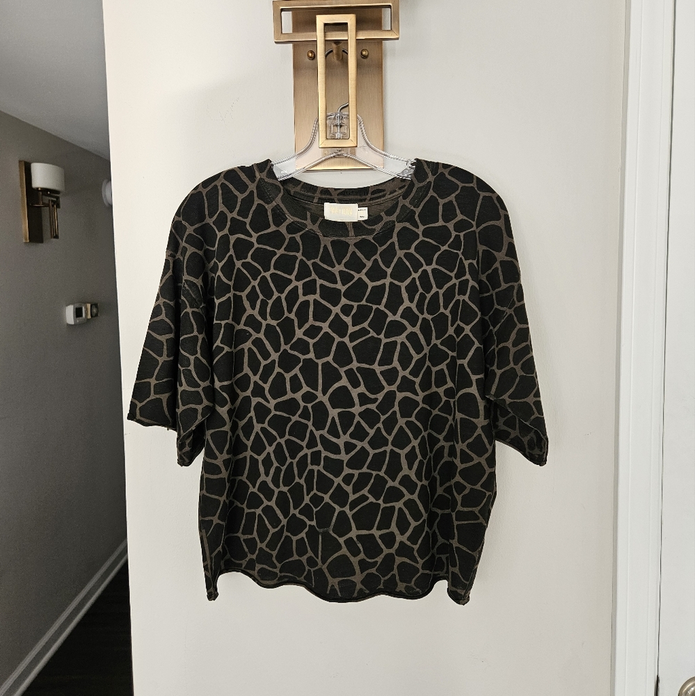 Nation LTD Green Black Giraffe Print Crewneck Short Sleeve Top Size Small